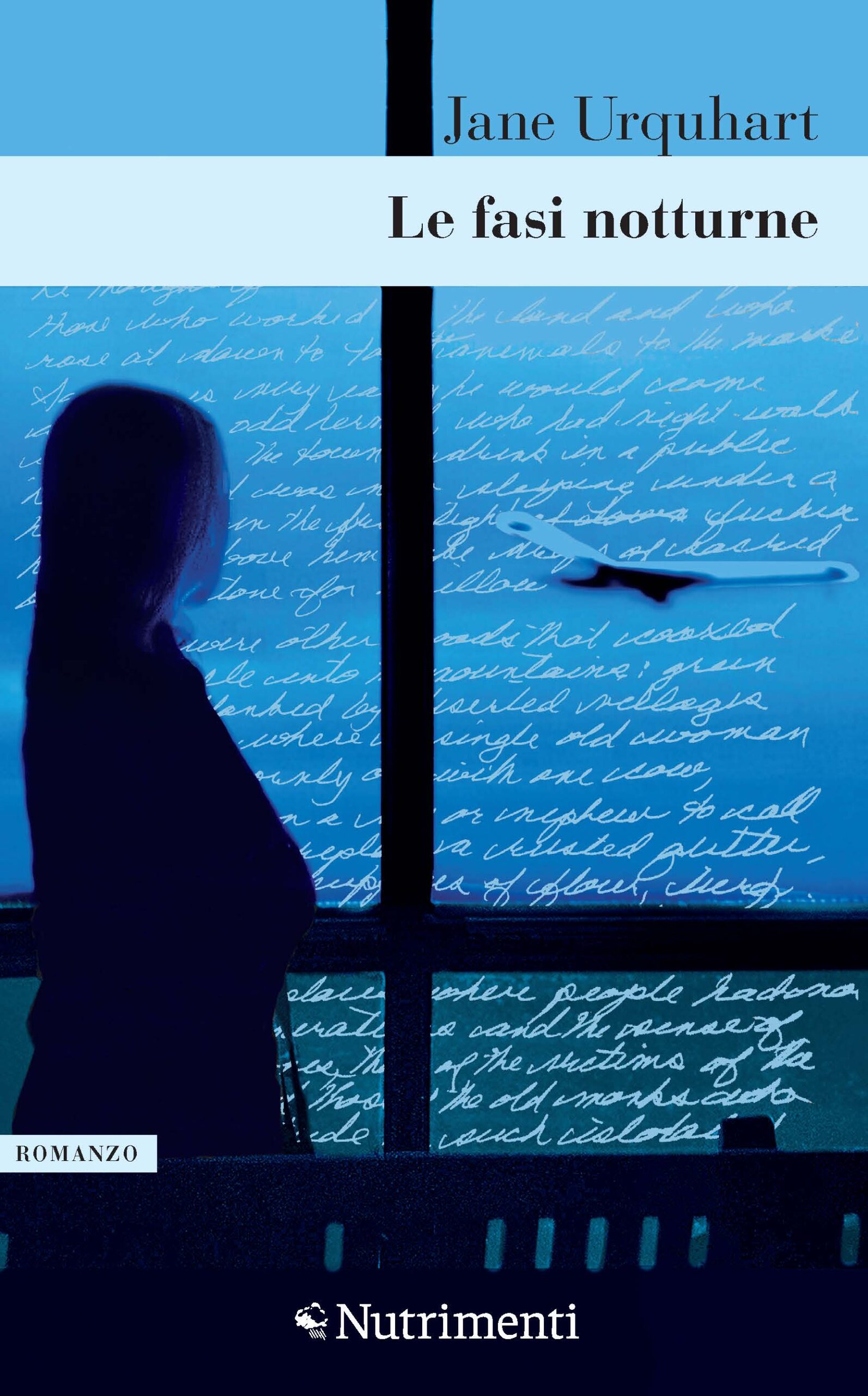 Pcop_Fasi_notturne In copertina una donna guarda fuori dalle grandi vetrate di un areoporto, la notte sta scendendo, il blu avvolge la figura facendola quali sparire.
