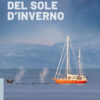 In copertina una barca mentra naviga con una balena nelle vicinanze.