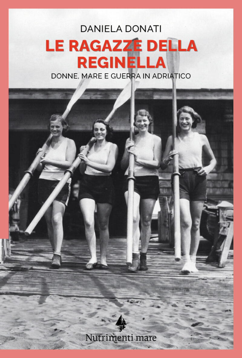 In copertina foto d’epoca di quattro ragazze con dei remi in mano.