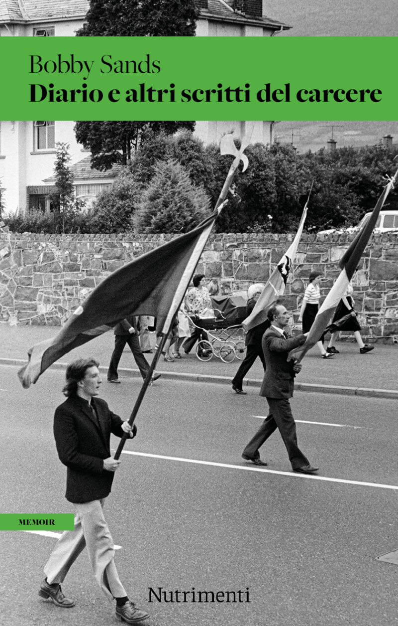 In copertina Bobby Sands con una baniera in mano mentre sfila in un corteo di protesta.