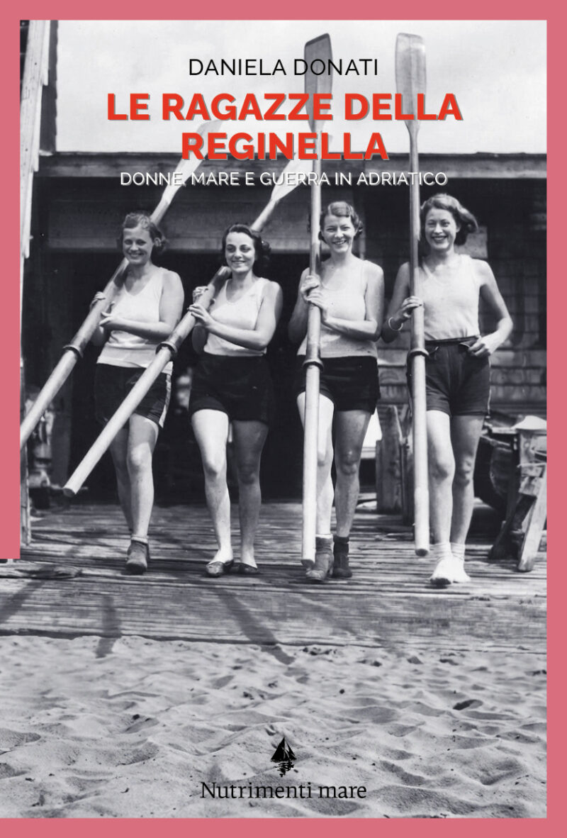 In copertina foto d’epoca di quattro ragazze con dei remi in mano.