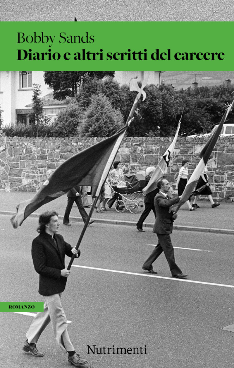 In copertina Bobby Sands con una baniera in mano mentre sfila in un corteo di protesta.